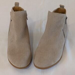 Gianni Bini Tan Textured Ankle Boots Size 5 Side Zip Low Heel